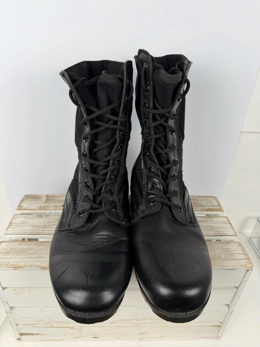 Black military jungle boots made of leather and nylon size 9M